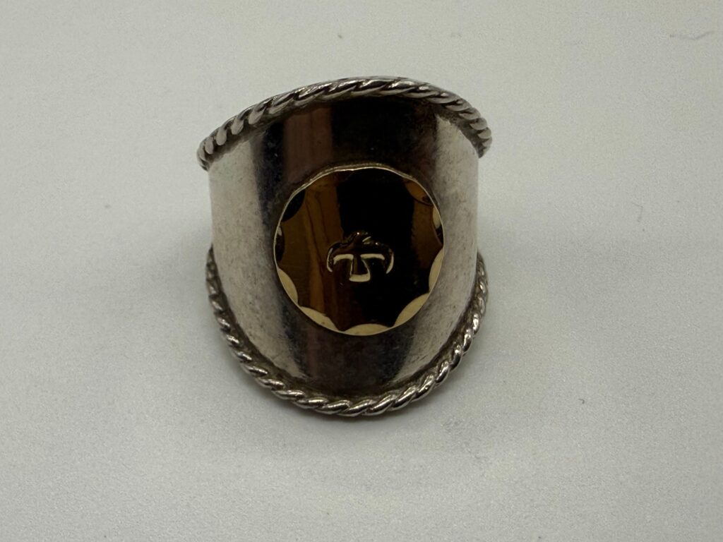 １５号　美品　大メタル縄目リング大11.30g