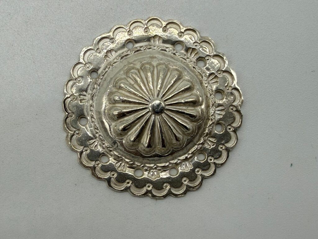 極美品 フラワーコンチョ16.24g