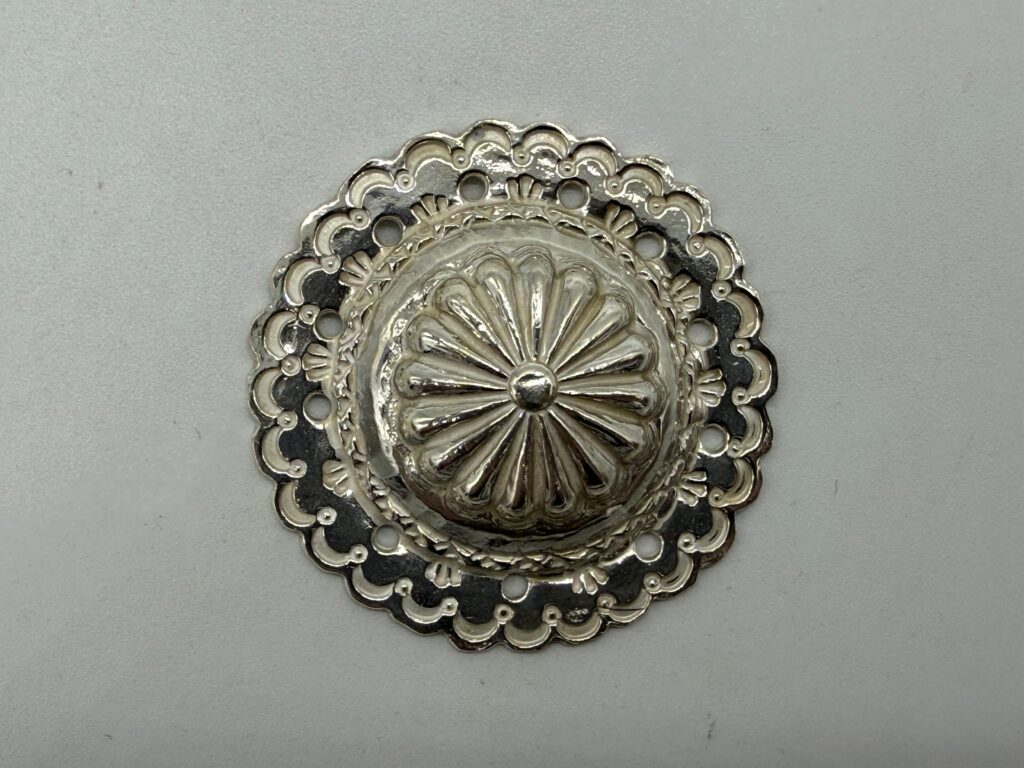 ほぼ新品　フラワーコンチョ14.72g