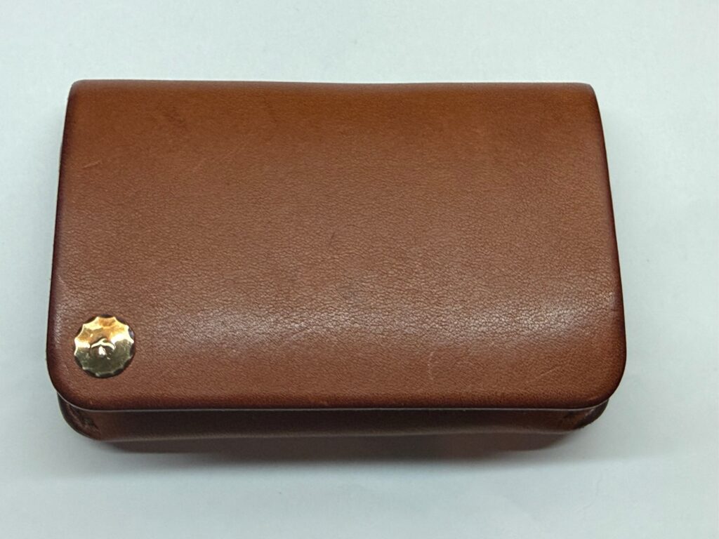 美品　金メタル付名刺入れ　焦茶