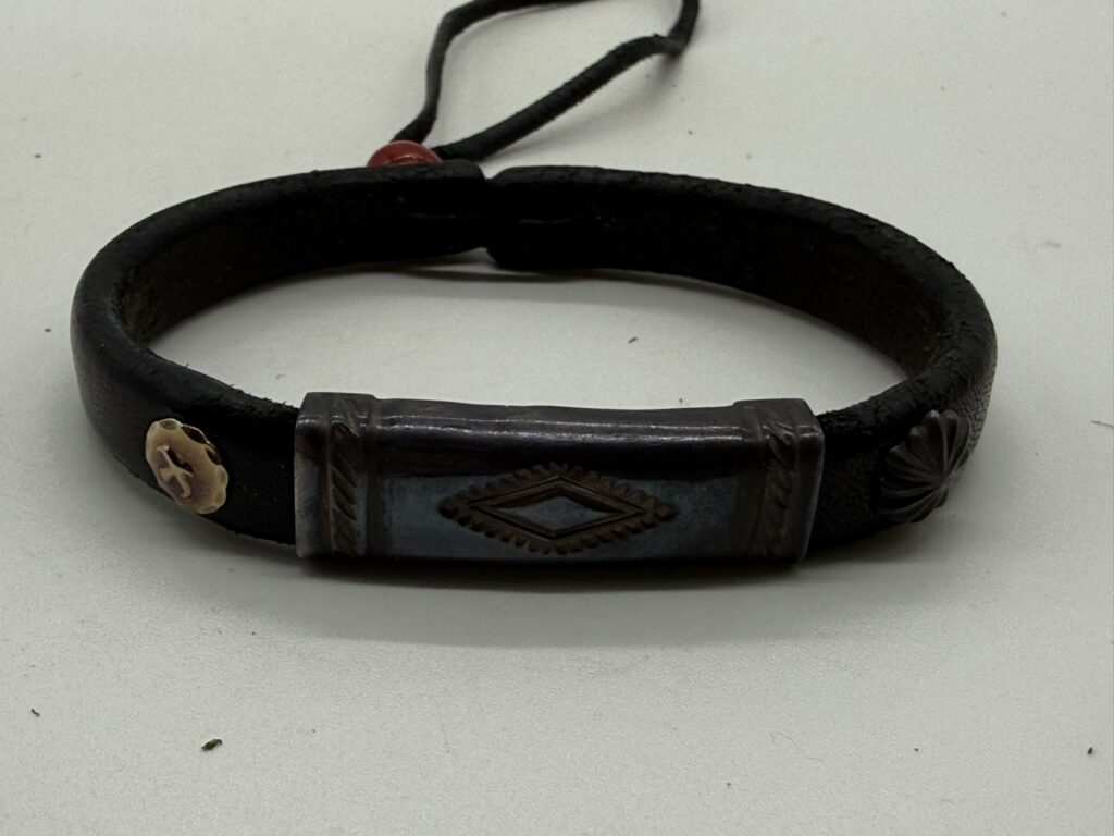 【良品レア】金メタル付カンブレス【黒】