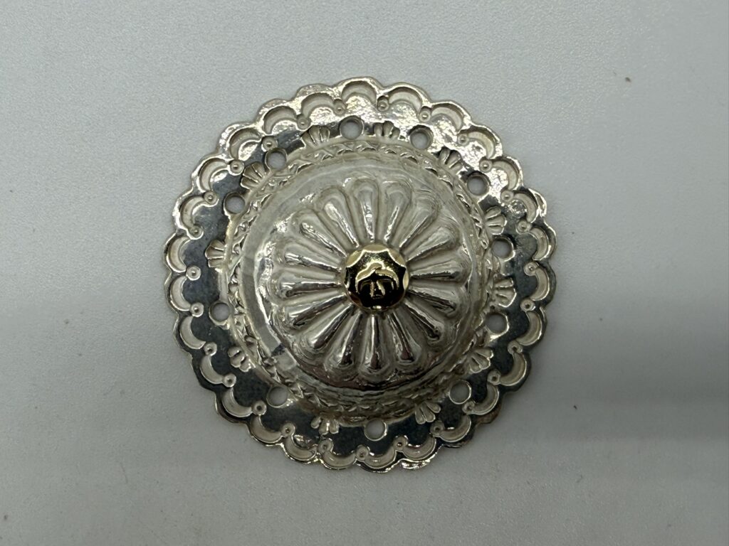 【ほぼ新品】金メタル付フラワーコンチョ【最新キャスト15.34g】