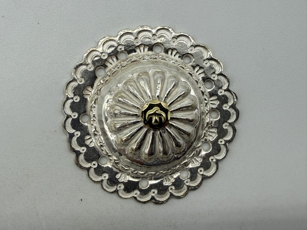 【ほぼ新品】金メタル付フラワーコンチョ【最新キャスト15.77g】