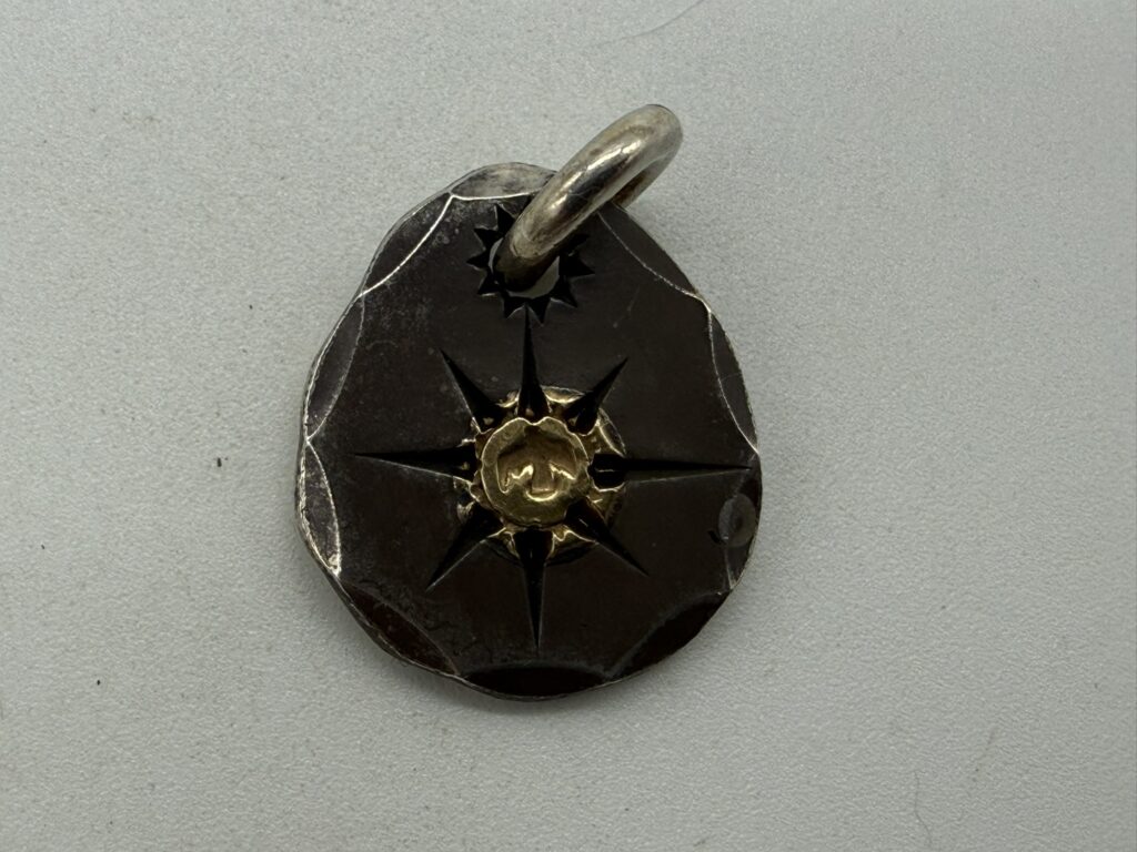 【良品】小メタル【彫り長個体11.26g】