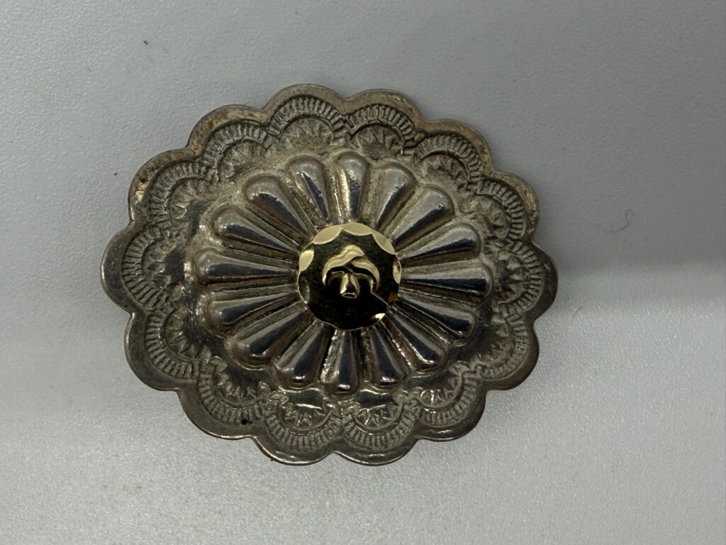 【美品】楕円形金メタル付フラワーコンチョ横【最新キャスト8.20g】
